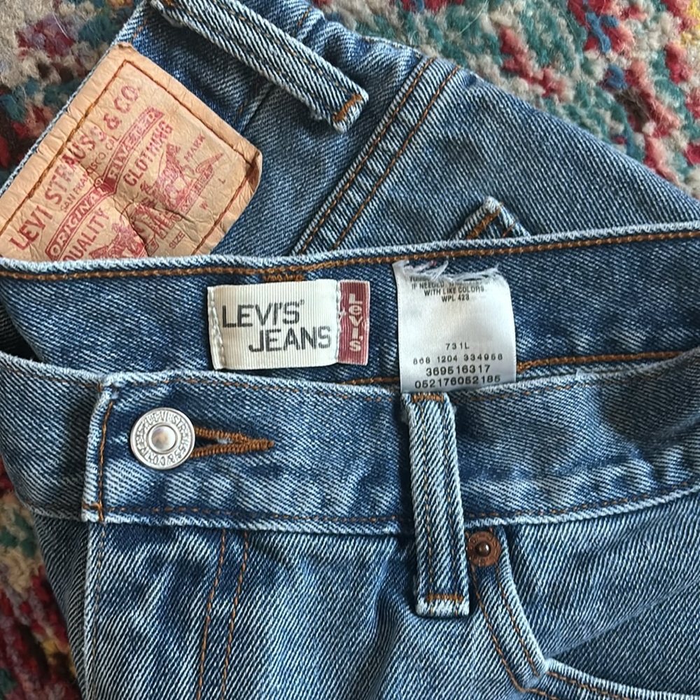 Women’s Levi’s 550 Distressed Blue Jean Shorts 31” - Picture 3 of 3